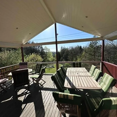 Scenic Hilltop Retreat For 14