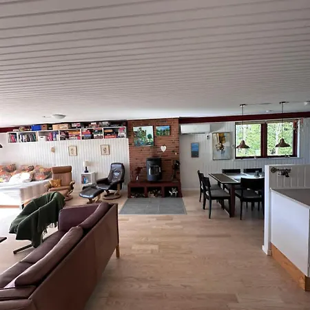 Scenic Hilltop Retreat For 14 *